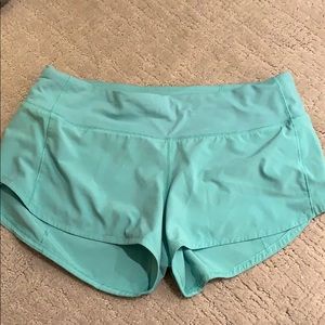 Lululemon turquoise/sea green 2.5" shorts size 6